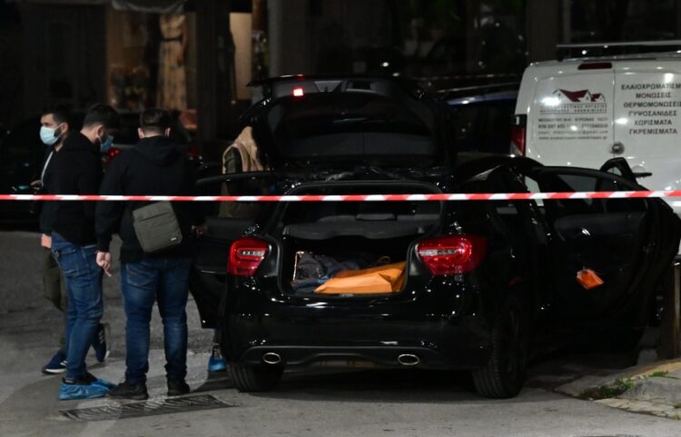 Αστυνομικοί ερευνούν το αυτοκίνητο του θύματος (φωτ.: EUROKINISSI/Τατιάνα Μπόλαρη)