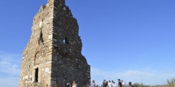 Μαθητές ενημερώνονται για την ιστορία των πύργων (φωτ.:  Εφορεία Αρχαιοτήτων Χαλκιδικής και Αγίου Όρους και Film Office της Περιφέρειας Κεντρικής Μακεδονίας)