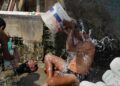 Ινδοί εργάτες προσπαθούν να ανακουφιστούν κατά τη διάρκεια του καύσωνα που έπληξε την Καλκούτα (φωτ.: EPA / Piyal Adhikary)
