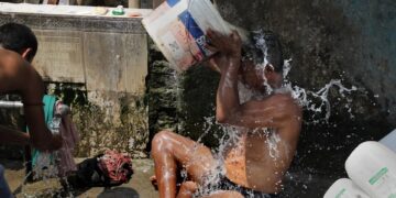 Ινδοί εργάτες προσπαθούν να ανακουφιστούν κατά τη διάρκεια του καύσωνα που έπληξε την Καλκούτα (φωτ.: EPA / Piyal Adhikary)