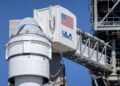 Μηχανικοί της NASA ελέγχουν το διαστημόπλοιο Starliner στο ακρωτήριο Κανάβεραλ, στη Φλόριντα (φωτ./: EPA/Cristobal Herrera-Ulashkevich)