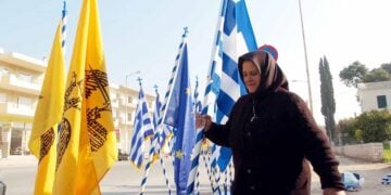 Πλανόδια πωλήτρια πουλάει βυζαντινές και ελληνικές σημαίες (φωτ.: EUROKINISSI / Ευάγγελος Μπουγιώτης)