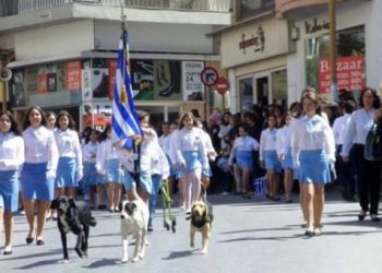Η φωτογραφία από την παρέλαση της 25ης Μαρτίου που κάνει το γύρο της Ελλάδας