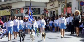 Η φωτογραφία από την παρέλαση της 25ης Μαρτίου που κάνει το γύρο της Ελλάδας