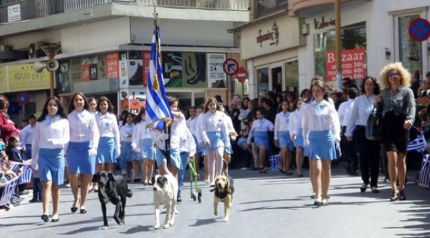 Η φωτογραφία από την παρέλαση της 25ης Μαρτίου που κάνει το γύρο της Ελλάδας