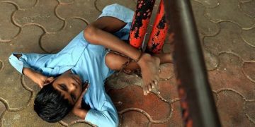 Η «μαύρη» ιστορία του 9χρονου παιδιού που ζει δεμένο σε στάση λεωφορείου