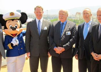 Τι κάνει ο Mickey Mouse στο λιμάνι του Πειραιά;