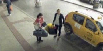Βίντεο - Σοκ: Προσπάθησε να πουλήσει το μωρό της στο αεροδρόμιο