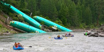 Αεροπλάνα έπεσαν σε ποτάμι (Φωτό)