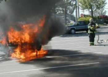 Ι.Χ. τυλίχτηκε στις φλόγες εν κινήσει