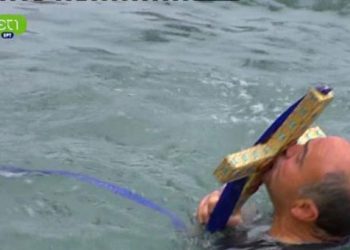 Πειραιάς: Καθαγιασμός υδάτων από τον Ιερώνυμο