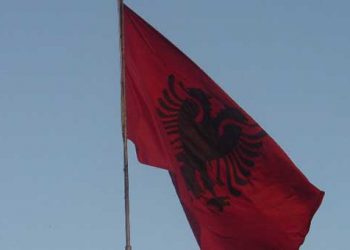 Αλβανικές σημαίες σε σκοπιανό έδαφος