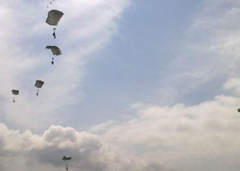 Βίντεο: Ρώσοι αλεξιπτωτιστές μεταφέρουν ναό στο μέτωπο