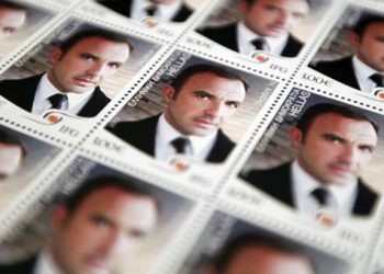 Ο Νίκος Αλιάγας έγινε γραμματόσημο και προκαλεί αντιδράσεις