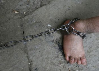 Ανήλικο αγόρι ζει αλυσοδεμένο μέσα στο σπίτι του. Συγκλονιστικές φωτογραφίες