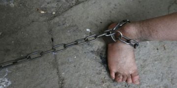 Ανήλικο αγόρι ζει αλυσοδεμένο μέσα στο σπίτι του. Συγκλονιστικές φωτογραφίες