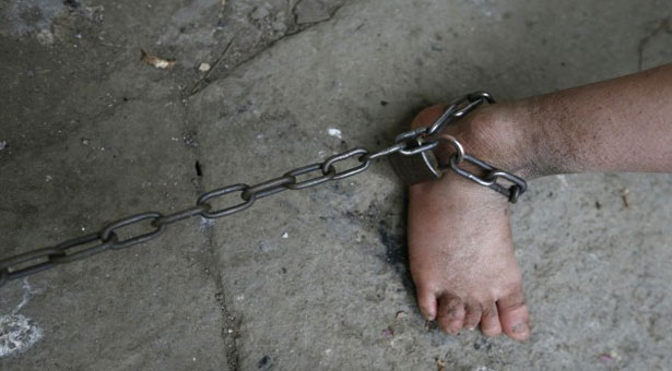 Ανήλικο αγόρι ζει αλυσοδεμένο μέσα στο σπίτι του. Συγκλονιστικές φωτογραφίες