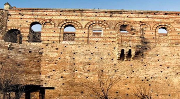 Γκρεμίζουν τα ανάκτορα των Βλαχερνών για να κτίσουν μουσουλμανικό τεκέ