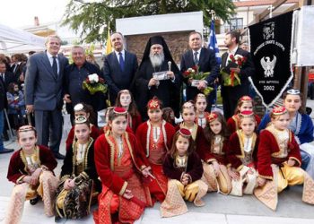Σε κλίμα έντονης συγκίνησης τα αποκαλυπτήρια του μνημείου των Ποντίων Προσφύγων Φιλύρου
