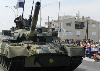 Koντρα ΠΑΣΟΚ - ΝΔ, για τα αρματα την 28η Οκτωβρίου