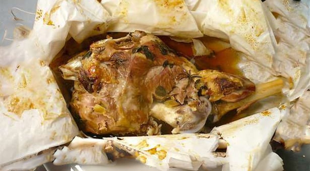 Πασχαλινό αρνάκι στη λαδόκολλα