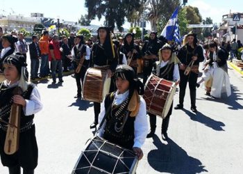 Καμαρωτά νιάτα του Συλλόγου Ποντίων Ασπροπύργου στην παρέλαση της 25ης Μαρτίου
