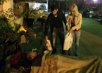 Νύχτα της Μεγάλης Παρασκευής με τους άστεγους της Αθήνας