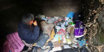 Άστεγος κοιμάται σε νεκροταφείο δίπλα στο νεκρό φίλο του