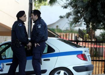 Γυναίκα απειλεί να αυτοκτονήσει στη Ομόνοια