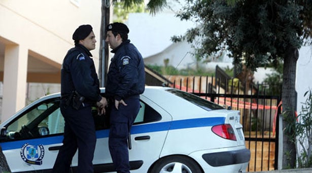 Γυναίκα απειλεί να αυτοκτονήσει στη Ομόνοια