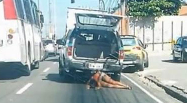 Φρίκη - Αστυνομικοί έσερναν νεκρή γυναίκα πίσω από το περιπολικό. Βίντεο