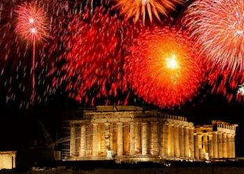 Οι Αθηναίοι υποδέχονται το 2013 στη σκιά της Ακρόπολης