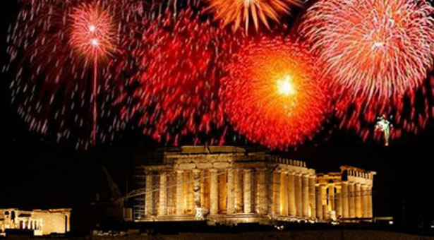 Οι Αθηναίοι υποδέχονται το 2013 στη σκιά της Ακρόπολης
