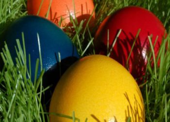 7 τρόποι για να βάψετε τα αυγά σας με φυσικό τρόπο