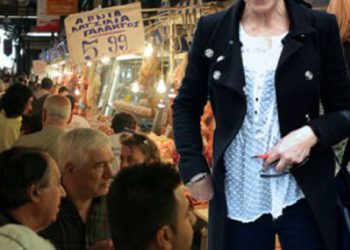 Καλοστημένο ψέμα οι πλούσιες κυρίες που μοιράζουν κρέας στην Βαρβάκειο;