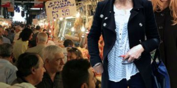 Καλοστημένο ψέμα οι πλούσιες κυρίες που μοιράζουν κρέας στην Βαρβάκειο;