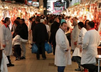8 γυναίκες μοίρασαν 20.000 ευρώ σε φτωχούς στη Βαρβάκειο αγορά!