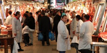 8 γυναίκες μοίρασαν 20.000 ευρώ σε φτωχούς στη Βαρβάκειο αγορά!