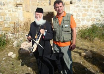 Ο Οικουμενικός Πατριάρχης παίζει... ποντιακή λύρα!