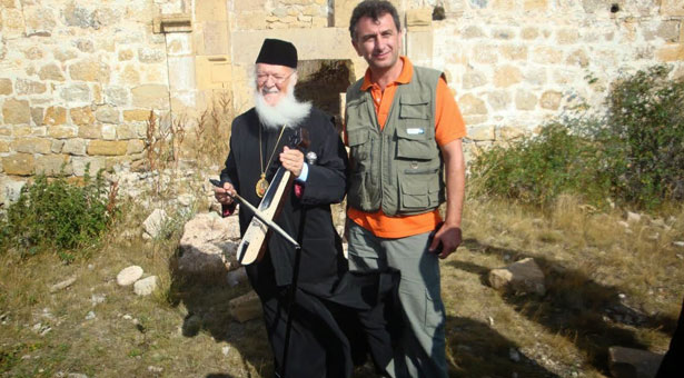 Ο Οικουμενικός Πατριάρχης παίζει... ποντιακή λύρα!