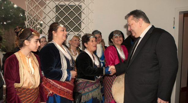 Ποιοι Ποντιακοί σύλλογοι είπαν τα κάλαντα σε Χρυσή Αυγή, ΠΑΣΟΚ και ΔΗΜΑΡ