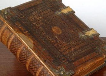 Κλέφτης επέστρεψε μετά από 42 χρόνια, Bίβλο 200 ετών!