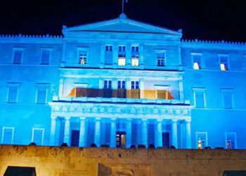 Έβαψαν... μπλέ το κτίριο της Βουλής!