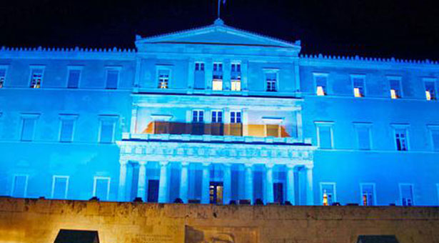 Έβαψαν... μπλέ το κτίριο της Βουλής!