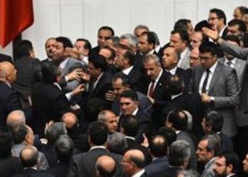 Αγριο ξύλο στην τουρκική Βουλή. Βίντεο