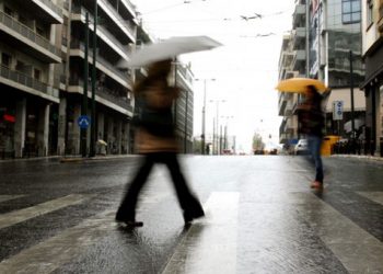 Πέφτει ως και 7 βαθμούς το θερμόμετρο – Βροχές και καταιγίδες παντού