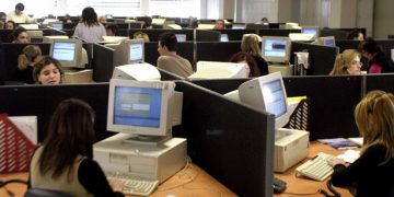 Η Τρόικα επιμένει σε απολύσεις 15.000 δημ. υπαλλήλων