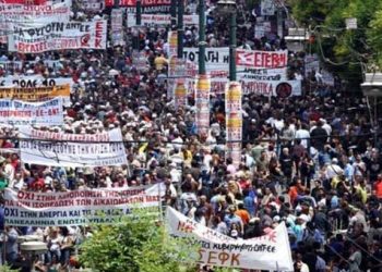 Όλο και αυξάνεται ο όγκος των διαδηλωτών