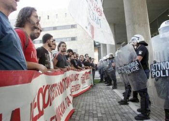 Υποδέχονται με μπουνιές τους γερμανούς αντιπροσώπους(video)
