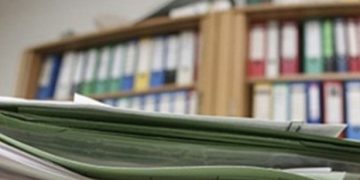 Με πλαστά χαρτιά πήραν θέσεις και προαγωγές στο δημόσιο - 2.500 κινδυνεύουν με απόλυση